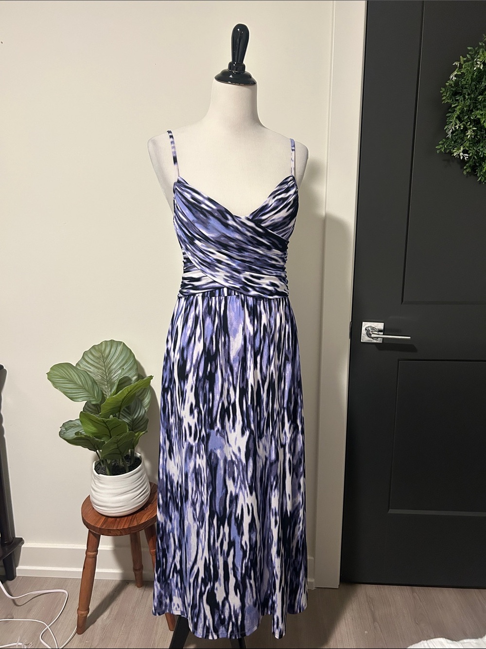 💜🖤🤍 M purple black white Patterned Spaghetti-Strap Maxi Dress with tie back